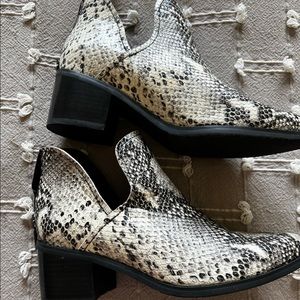 Blondo snakeprint boots